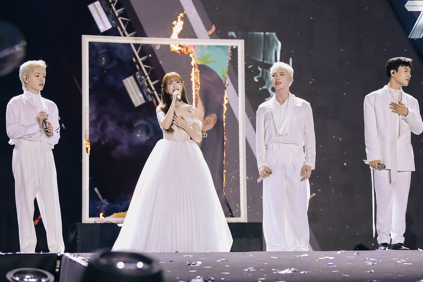 Ca sĩ Hòa Minzy là khách mời trình diễn cùng Đức Phúc, Erik, Phạm Anh Duy, Hieuthuhai... Ca sĩ Hòa Minzy là khách mời trình diễn cùng Đức Phúc, Erik, Phạm Anh Duy, Hieuthuhai...