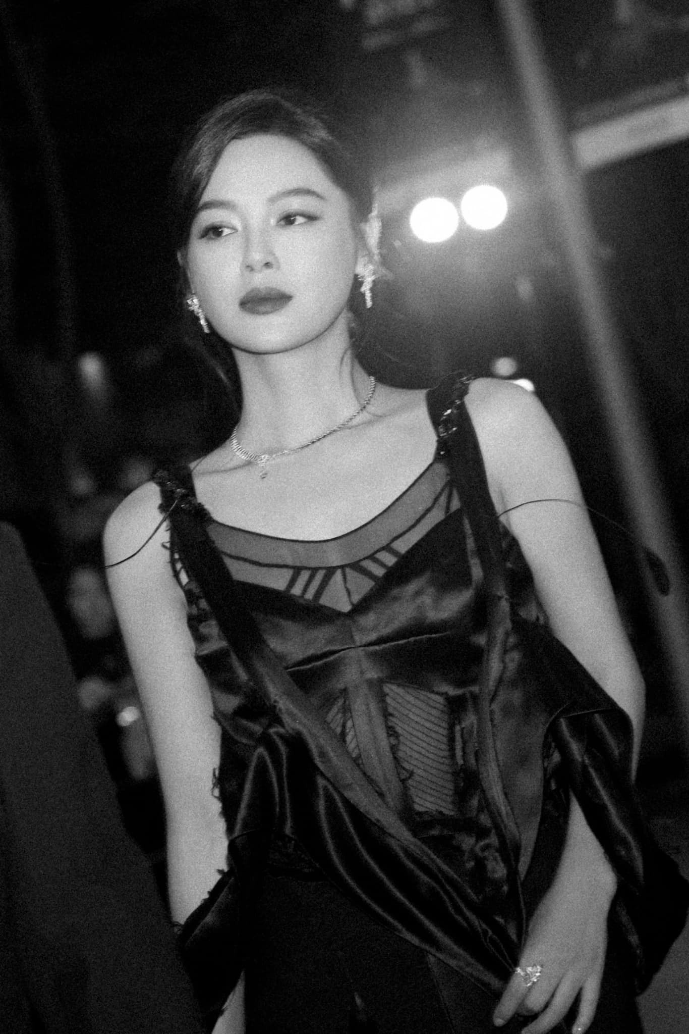 Trong khi đó Tân Chỉ Lôi mặc váy xuyên thấu trong BST Haute Couture Xuân Hè Maison 2017 đến từ Margiela. Ảnh: Weibo.