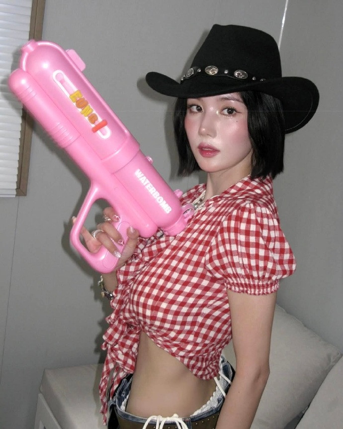 Trang phục diễn ở lễ hội nhạc nước của Eun Bi trong năm thứ 3 liên tiếp tạo cơn sốt mạng xã hội. Ảnh: Instagram.