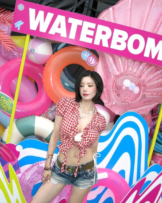 Trang phục diễn ở lễ hội nhạc nước của Eun Bi trong năm thứ 3 liên tiếp tạo cơn sốt mạng xã hội. Ảnh: Instagram.