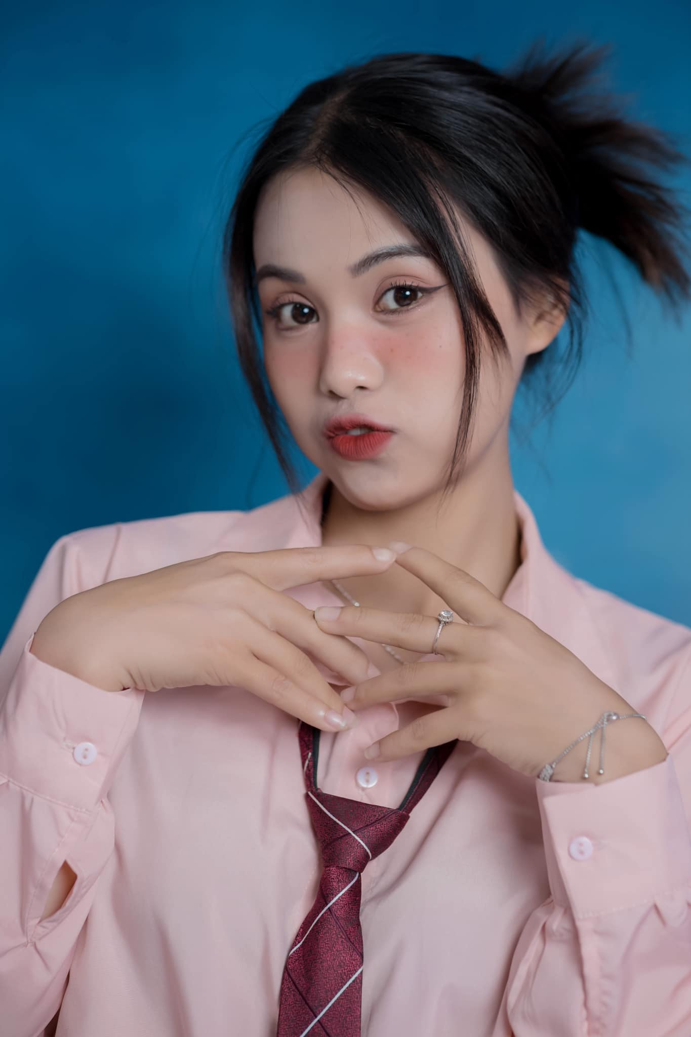 Đời thường, nữ vận động viên biến hóa với nhiều hình ảnh, khi nhuộm tóc sáng màu, lựa chọn trang phục nữ tính như crop top, áo hai dây, váy bó, lúc lại khỏe khoắn trong những bộ đồ thể thao, tươi mới đúng độ tuổi.