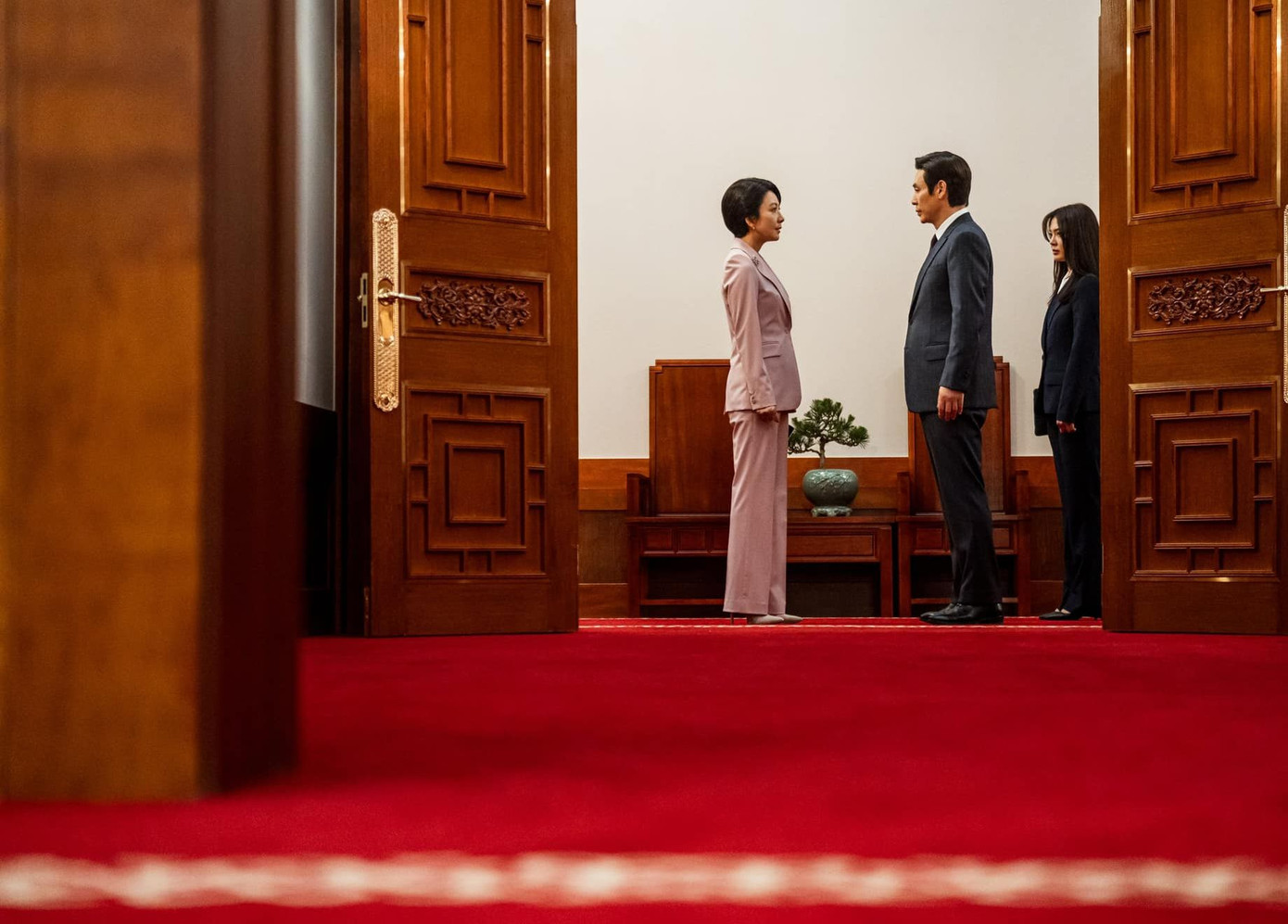 Hai nhân vật chính Kim Hee Ae và nam diễn viên Sul Kyung Gu. The Whirlwind là phim truyền hình đầu của Sul Kyung Gu sau 30 năm làm nghề. Hai nhân vật chính Kim Hee Ae và nam diễn viên Sul Kyung Gu. The Whirlwind là phim truyền hình đầu của Sul Kyung Gu sau 30 năm làm nghề.