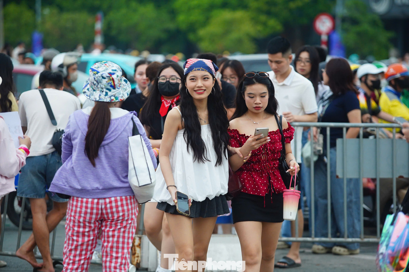 Một số khán giả lựa chọn trang phục nổi bật như áo cúp ngực, chân váy ngắn, kết hợp phụ kiện như kẹp tóc, khăn quấn đầu, phù hợp với không gian âm nhạc ngoài trời.