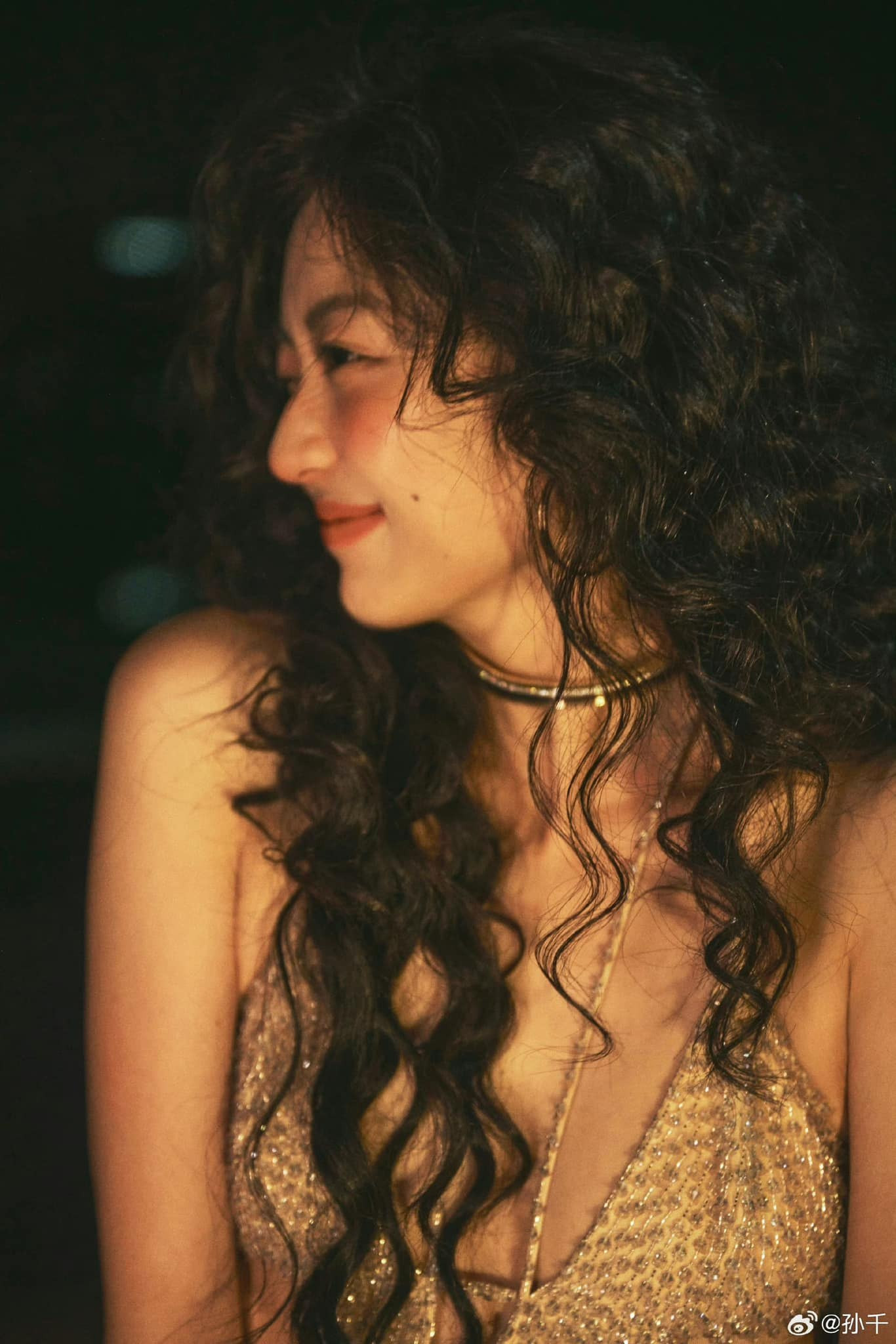 Hình ảnh Tôn Thiên do phòng làm việc đăng tải được khen ngợi, ví von như nàng công chúa tóc xù.