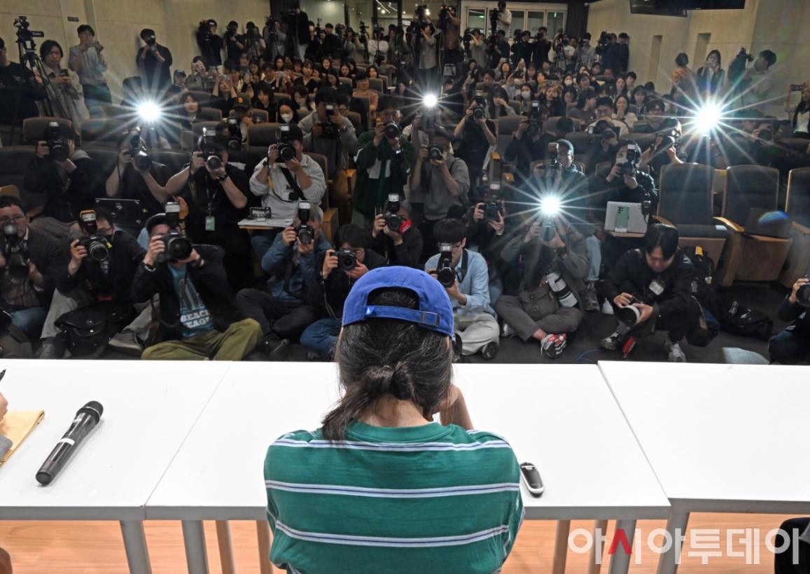 Min Hee Jin trong cuộc họp báo dài hơn 2 tiếng đồng hồ. Min Hee Jin trong cuộc họp báo dài hơn 2 tiếng đồng hồ.