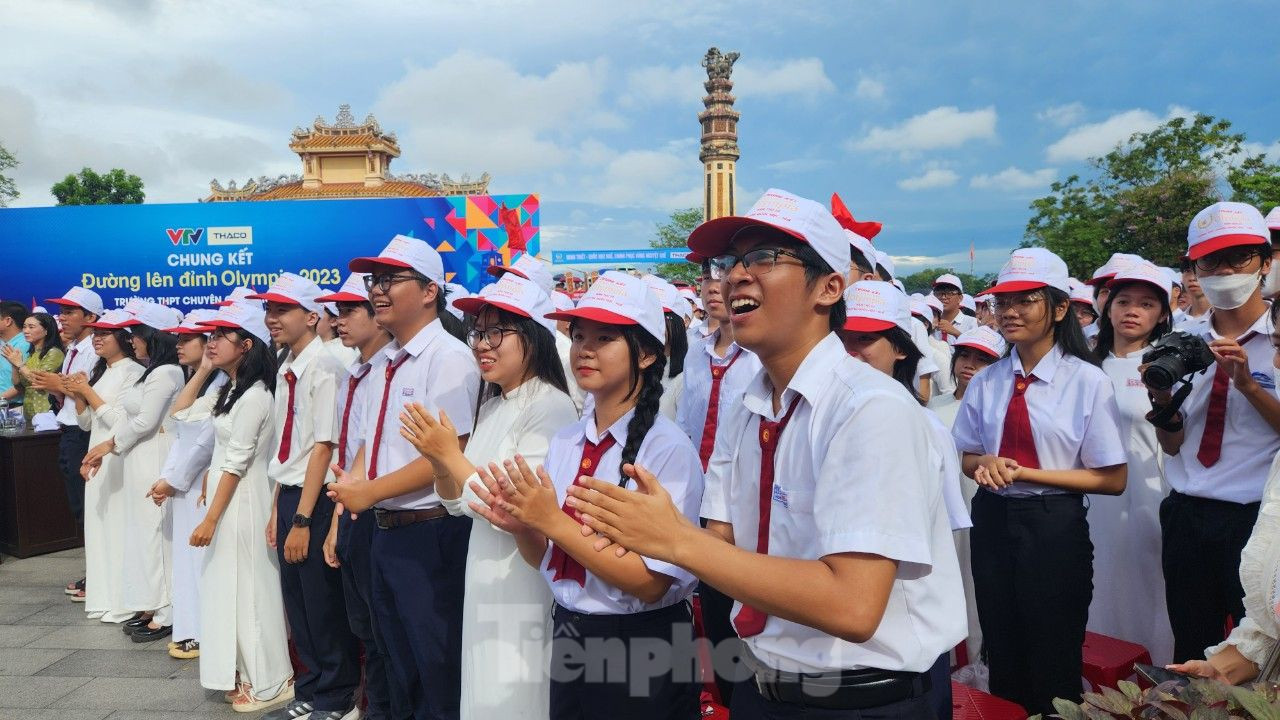 Tại điểm cầu tại Huế, đông đảo thầy cô, các bạn học sinh, lãnh đạo sở, ban, ngành tỉnh ủy Thừa Thiên Huế có mặt cổ vũ, động viên thí sinh Nguyễn Minh Triết, lớp 12 Lý, Trường THPT chuyên Quốc học Huế. BTC bố trí khoảng 3.000 ghế ngồi phục vụ học sinh, công chúng theo dõi, cổ vũ trận chung kết này. Ảnh: Ngọc Văn, Như Ý