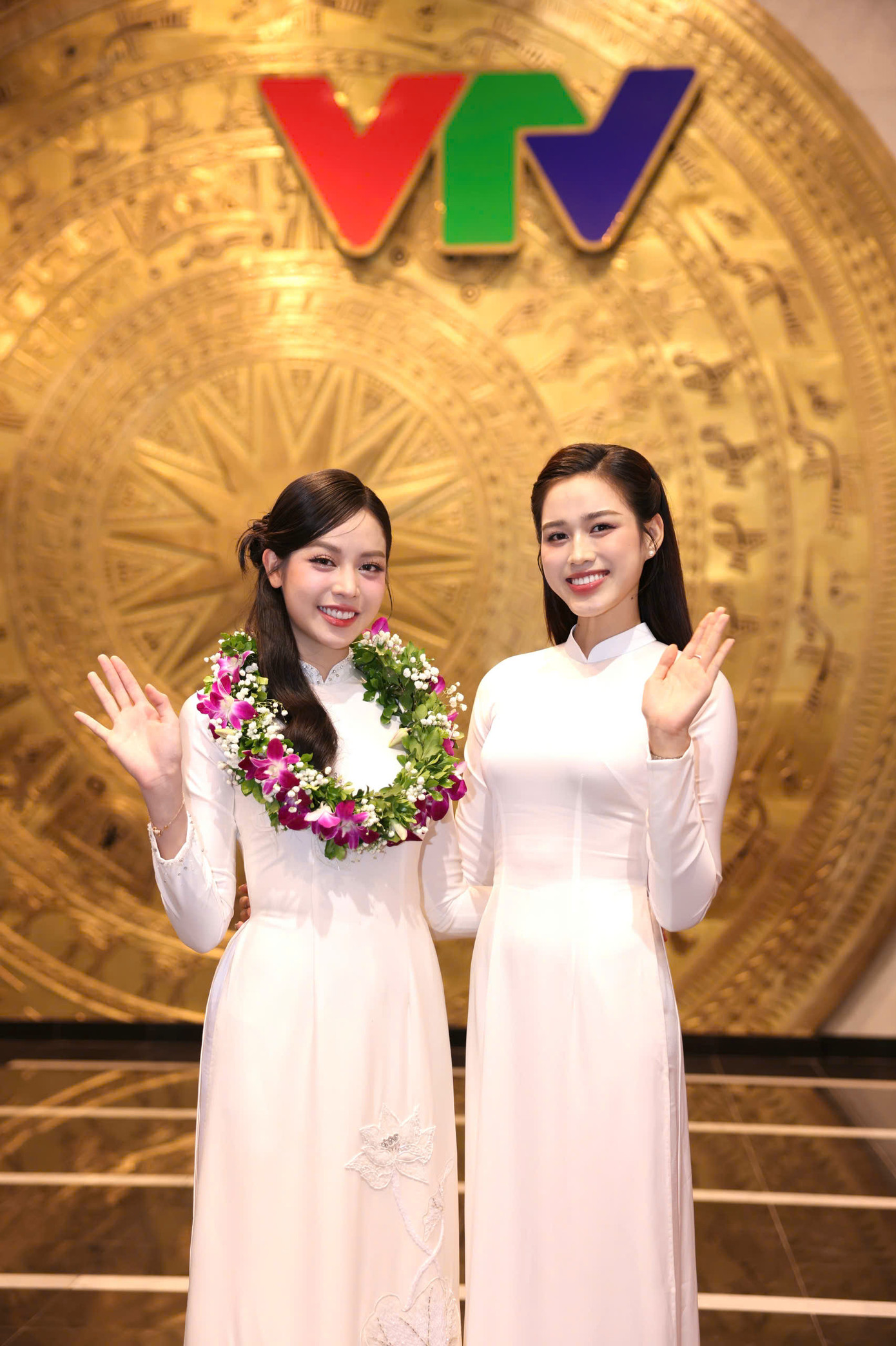 Hai Hoa hậu Việt Nam Huỳnh Thị Thanh Thủy (trái) và Đỗ Thị Hà chung khung hình.