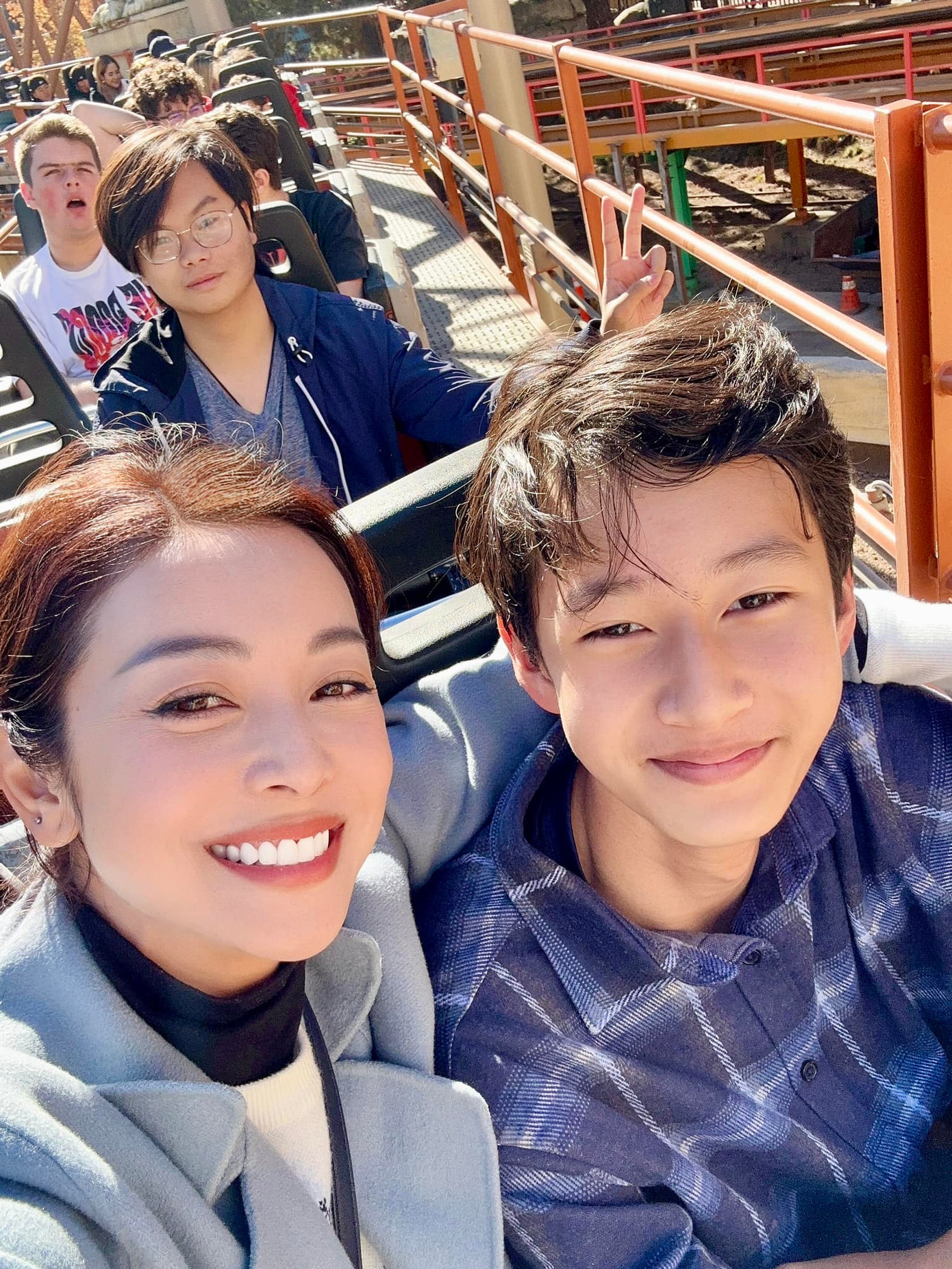 Dù đã đi bước nữa, Jennifer Phạm vẫn dành nhiều thời gian chăm sóc, quan tâm Bảo Nam. Hoa hậu sắp xếp thời gian hợp lý sang Mỹ thăm con, gắn kết bằng những chuyến du lịch. Thời gian xa con, cô thường gọi video để vơi bớt nỗi nhớ con.