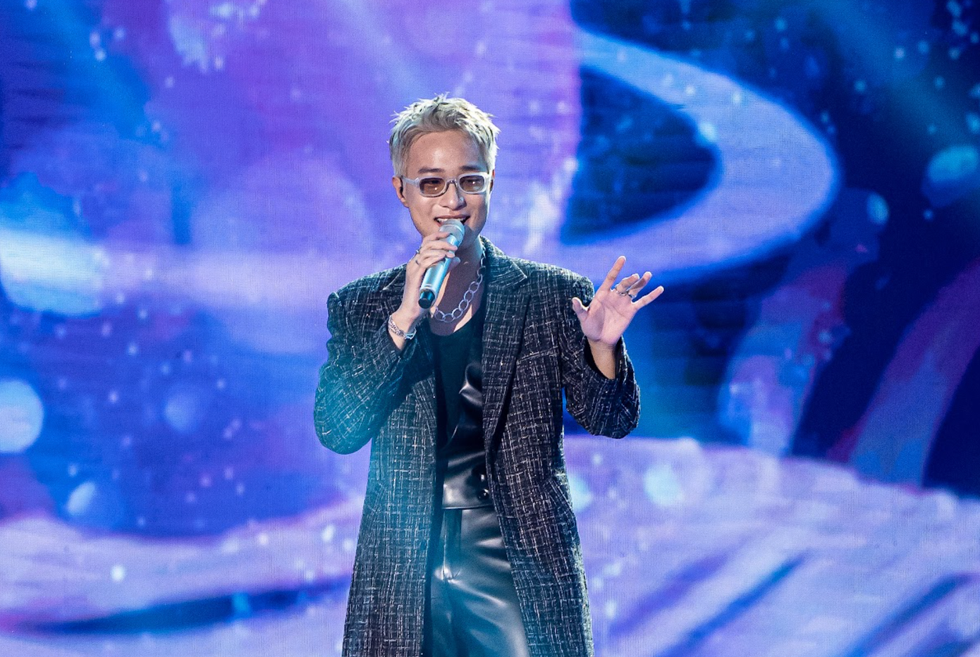 Hà An Huy sinh năm 2002 tại Hà Nội, hiện là sinh viên Khoa Âm nhạc Ứng dụng, Trường Đại học Thăng Long. Nam ca sĩ lớn lên trong gia đình giàu truyền thống nghệ thuật, bà ngoại là NSƯT Thúy Mơ - nguyên Phó Giám đốc Nhà hát Chèo Hải Dương, mẹ là nghệ sĩ chèo Minh Phương, công tác tại Đài tiếng nói Việt Nam.