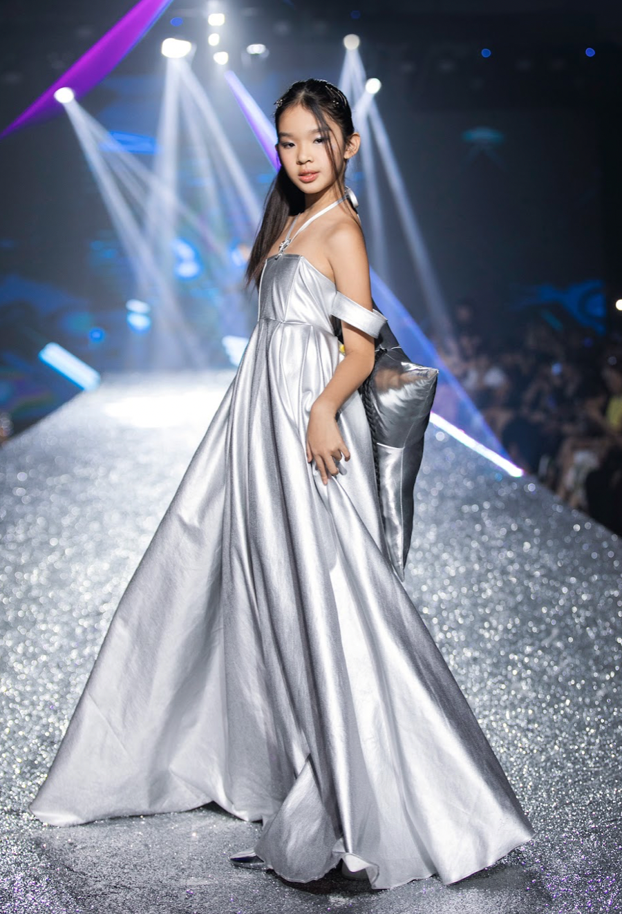 Bé Thỏ (trái) - con gái Xuân Lan và Polo Huỳnh - con trai Đàm Vĩnh Hưng trên sàn diễn thời trang trẻ em. Bé Thỏ (trái) - con gái Xuân Lan và Polo Huỳnh - con trai Đàm Vĩnh Hưng trên sàn diễn thời trang trẻ em.