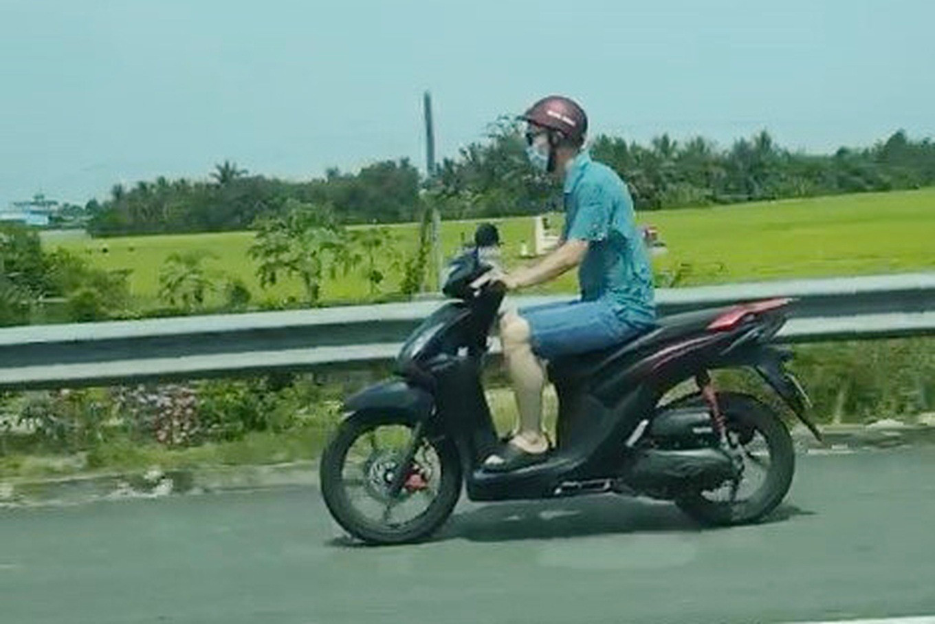 Hình ảnh một trong hai tài xế lái xe máy trên cao tốc (Ảnh: Minh Huy). Hình ảnh một trong hai tài xế lái xe máy trên cao tốc (Ảnh: Minh Huy).