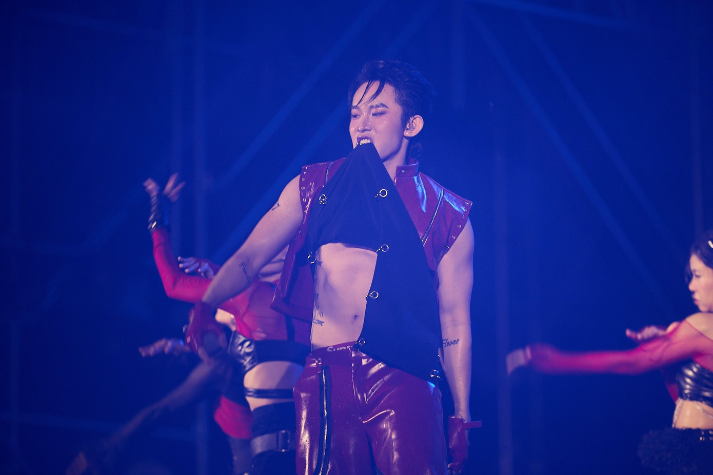 Trước khi chương trình bắt đầu, ban tổ chức đã gửi lời cảm ơn và xin lỗi đến khán giả vì những bất tiện do thời tiết gây ra.