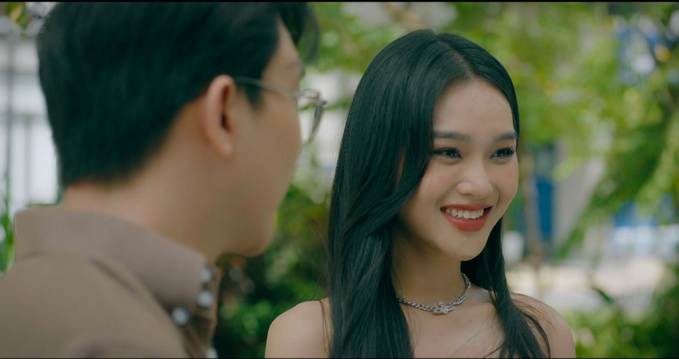 "Tiểu tam" Anh Thu gây sốt màn ảnh VTV hiện tại do diễn viên trẻ Cù Thị Trà thủ vai. Người đẹp sinh năm 1999 được nhiều khán giả đánh giá cao về nhan sắc, không ít bình luận khen Cù Thị Trà gợi cảm, sắc sảo. Trong Chúng ta của 8 năm sau, Anh Thu trở thành cái gai trong mắt của người xem vì phá hoại hạnh phúc của gia đình Tùng (B Trần) - Nguyệt (Quỳnh Kool). "Tiểu tam" Anh Thu gây sốt màn ảnh VTV hiện tại do diễn viên trẻ Cù Thị Trà thủ vai. Người đẹp sinh năm 1999 được nhiều khán giả đánh giá cao về nhan sắc, không ít bình luận khen Cù Thị Trà gợi cảm, sắc sảo. Trong Chúng ta của 8 năm sau, Anh Thu trở thành cái gai trong mắt của người xem vì phá hoại hạnh phúc của gia đình Tùng (B Trần) - Nguyệt (Quỳnh Kool).