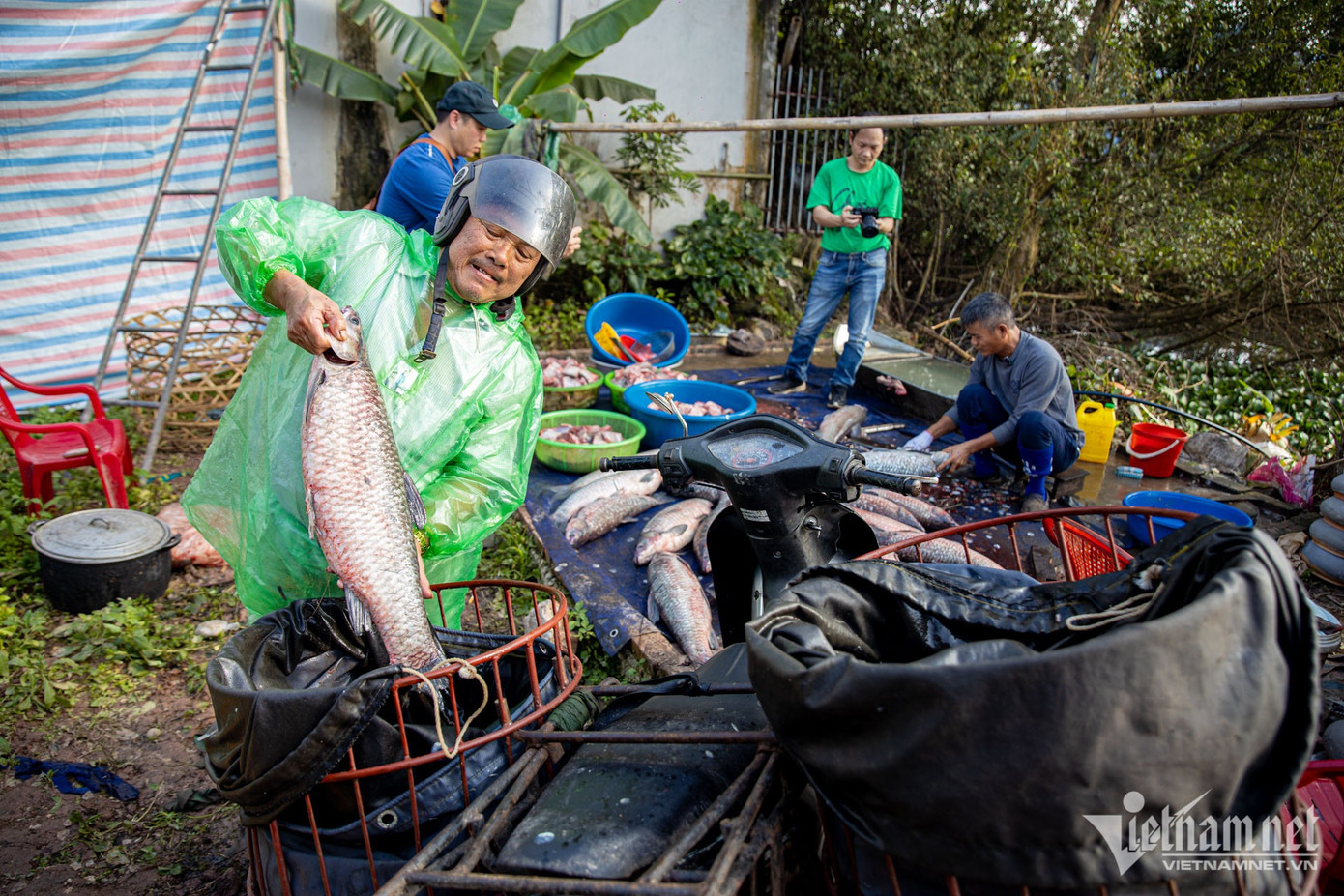 Trong làng, bầu không khí tất bật, từ xe chở cá, người bán củi đến những dãy cá kho với hàng chục người túc trực. Hình ảnh này đã trở nên quen thuộc vào mỗi dịp giáp Tết.