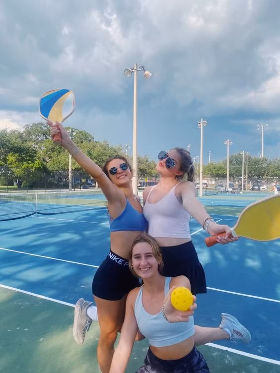 Không có quy định cụ thể nào về trang phục chơi pickleball. Ở nước ngoài, họ chú trọng vào chất liệu thoải mái, màu sắc bắt mắt. Ảnh: Pinterest.