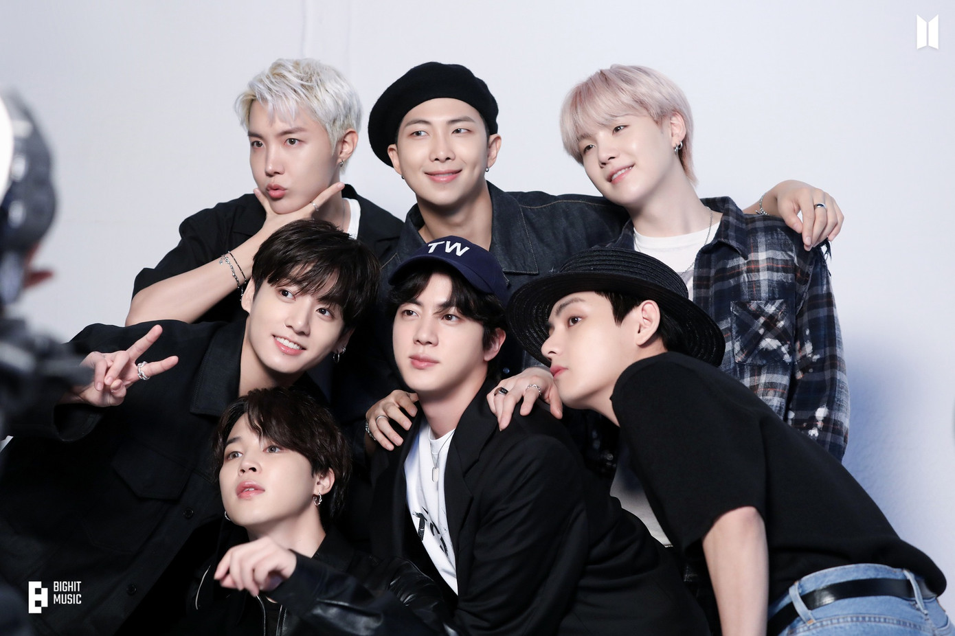 "Bên cạnh chữ ‘hâm mộ’ chính là chữ ‘Việt Nam'" - cộng đồng người hâm mộ BTS tại Việt Nam cho biết.