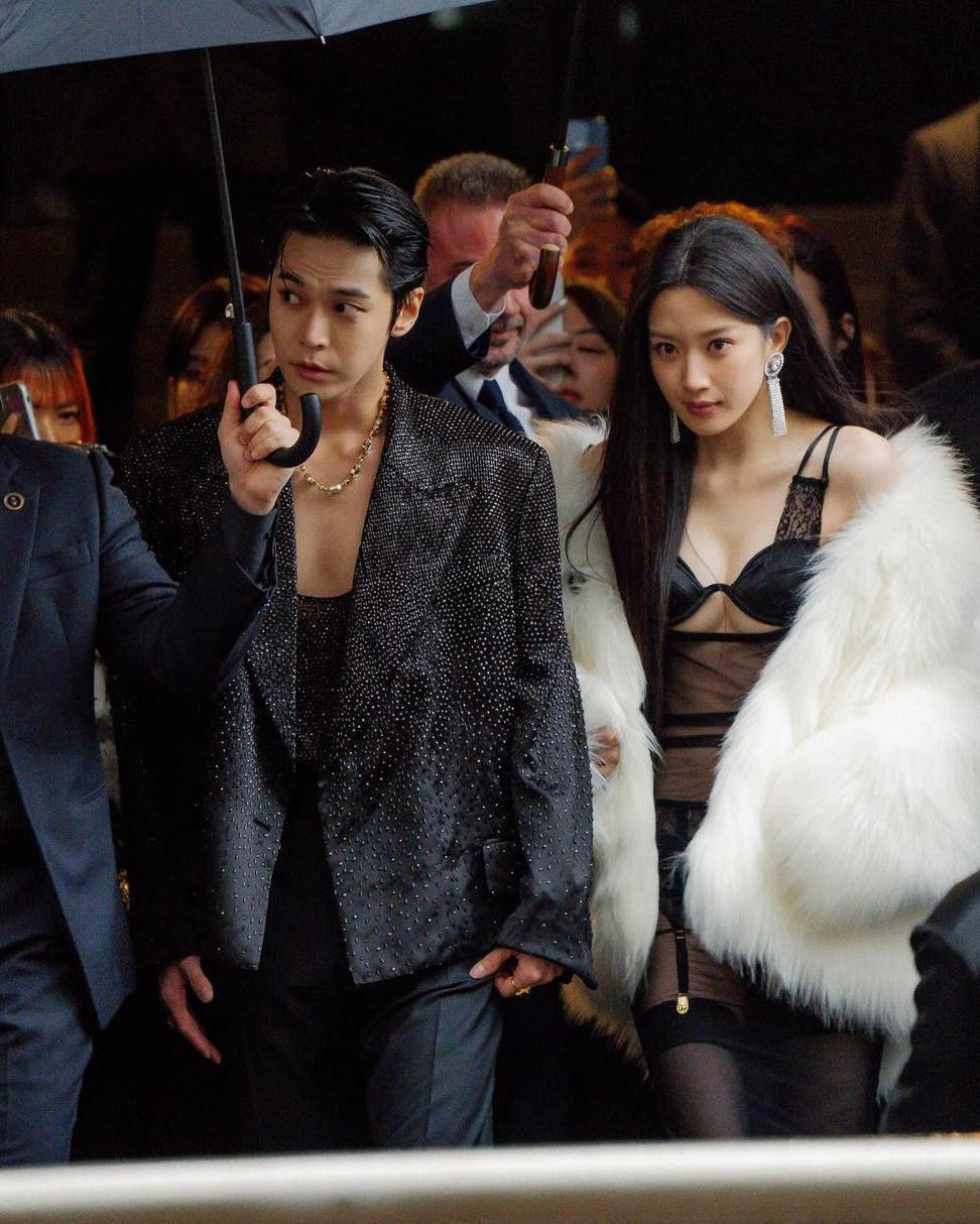 Rất hiếm khi nghệ sĩ Hàn Quốc thể hiện phong cách hở bạo tại Tuần lễ thời trang, vì vậy nữ diễn viên càng nhận được sự quan tâm lớn từ khán giả xứ Kim chi. Ga Young được bổ nhiệm làm Đại sứ toàn cầu Dolce & Gabbana năm 2023. Rất hiếm khi nghệ sĩ Hàn Quốc thể hiện phong cách hở bạo tại Tuần lễ thời trang, vì vậy nữ diễn viên càng nhận được sự quan tâm lớn từ khán giả xứ Kim chi. Ga Young được bổ nhiệm làm Đại sứ toàn cầu Dolce & Gabbana năm 2023.