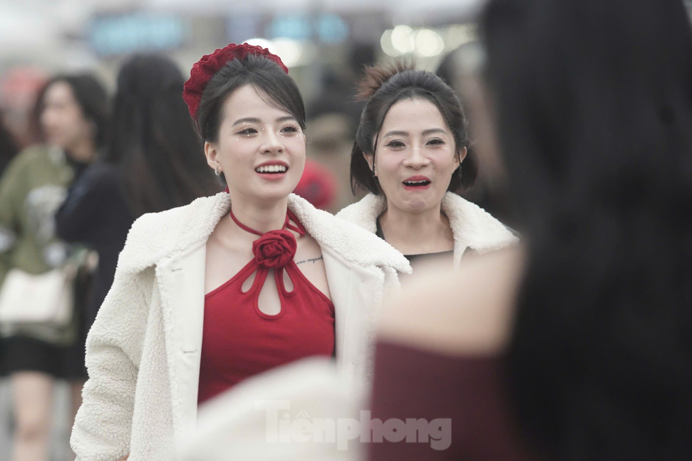 Các fan nữ tranh thủ chụp ảnh &quot;check-in&quot; trước giờ vào sân, hầu hết đều mang theo áo khoác bên ngoài để giữ ấm.