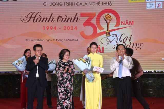 Diễn viên Văn Phượng nhận kỷ niệm chương và hoa từ bà Trương Mỹ Hoa - Nguyên Phó Chủ tịch nước CHXHCN Việt Nam, ông Tô Đình Tuân - Tổng Biên Tập Báo Người Lao Động - Trưởng Ban chỉ đạo Giải Mai Vàng lần thứ 30. Diễn viên cho biết giải thưởng là bước ngoặt, động lực để cô tiếp tục cố gắng phát triển nghiệp diễn. Cô từng nhận tượng Mai Vàng năm 2020.