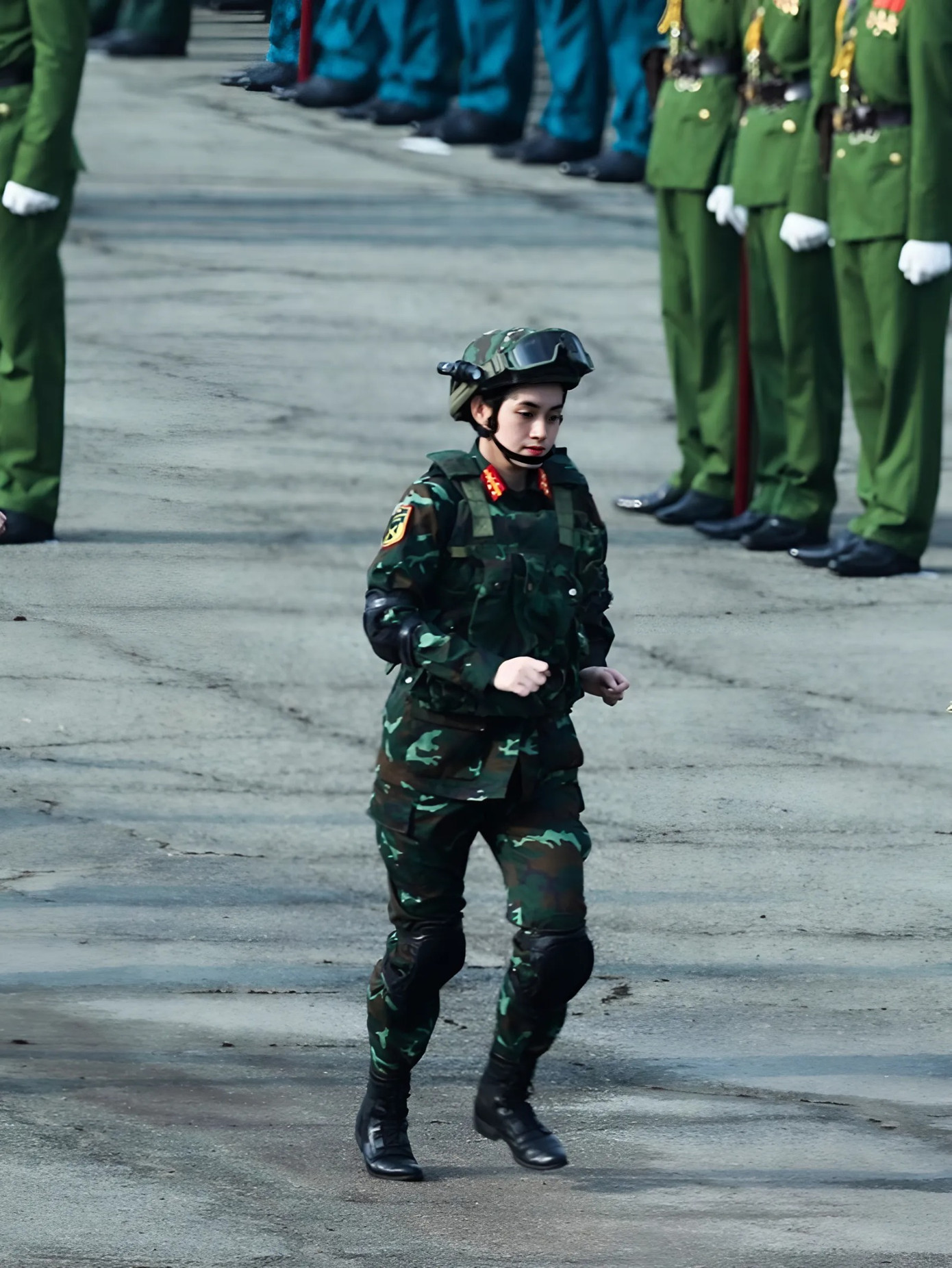 Với vóc dáng cao ráo, gương mặt sáng và phong thái tự tin, Phương Ngọc được giao vị trí bảo vệ quân kỳ trong đội hình diễu binh. Những hình ảnh ghi lại khoảnh khắc cô duyệt đội ngũ tại thao trường Trường Quân sự Quân khu 7 (TP HCM) nhanh chóng lan truyền, nhận hàng nghìn lượt chia sẻ và bình luận tích cực. Nhiều người gọi cô là “nữ chiến sĩ đẹp như hoa hậu”. Với vóc dáng cao ráo, gương mặt sáng và phong thái tự tin, Phương Ngọc được giao vị trí bảo vệ quân kỳ trong đội hình diễu binh. Những hình ảnh ghi lại khoảnh khắc cô duyệt đội ngũ tại thao trường Trường Quân sự Quân khu 7 (TP HCM) nhanh chóng lan truyền, nhận hàng nghìn lượt chia sẻ và bình luận tích cực. Nhiều người gọi cô là “nữ chiến sĩ đẹp như hoa hậu”.