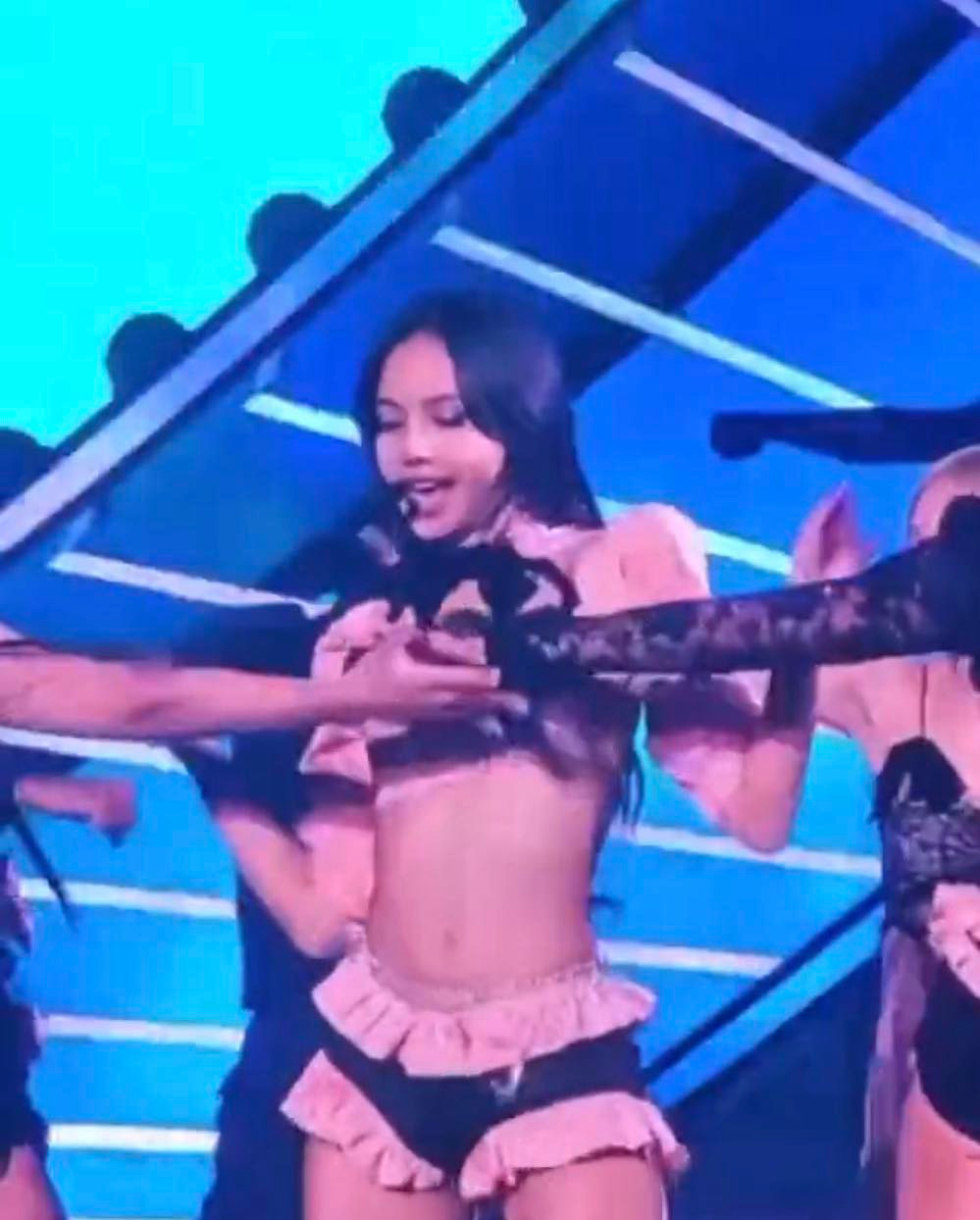 Đồ diễn của Lisa (BlackPink) tiếp tục nhận chỉ trích phản cảm. Ảnh: FB. Đồ diễn của Lisa (BlackPink) tiếp tục nhận chỉ trích phản cảm. Ảnh: FB.