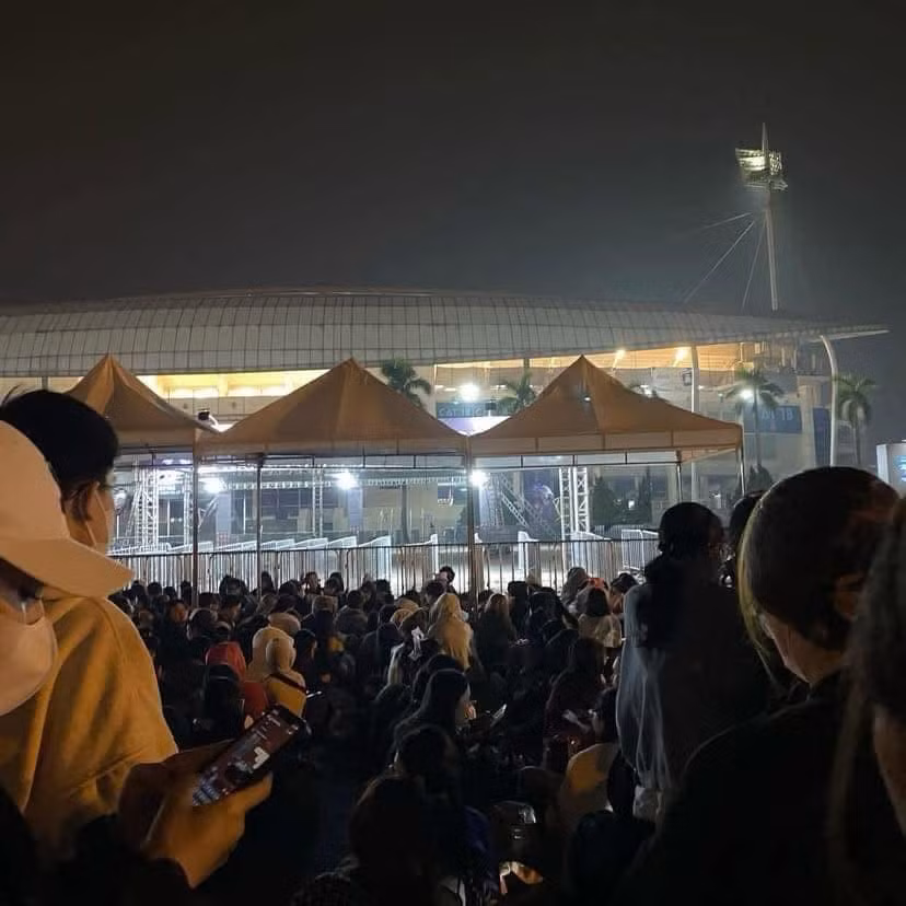 Từ 5h sáng, rất đông khán giả đã có mặt xếp hàng đổi vòng tay ở sân vận động Quốc gia Mỹ Đình (Hà Nội), chuẩn bị concert Anh trai say hi tối 7/12. Những người đến sớm hầu hết mua hạng vé đứng fanzone, đứng gần sân khấu, cần vị trí đẹp để tương tác với thần tượng. Ảnh: Facebook.