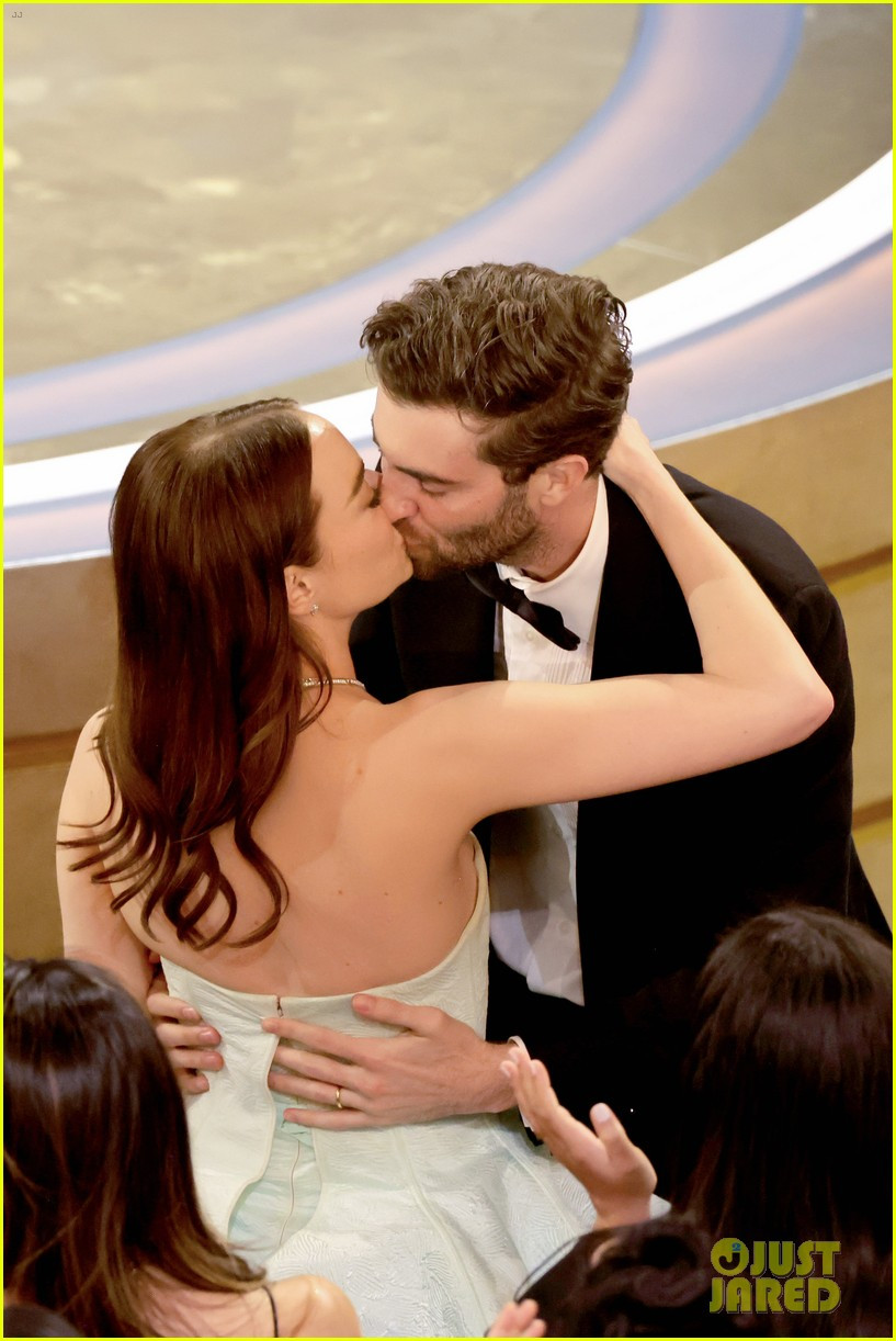 Emma Stone khóc khi nhận giải Oscar cho Nữ diễn viên chính xuất sắc nhất nhờ vai diễn lăn xả Baxter trong phim Poor Things... “Ôi trời, điều này thực sự choáng ngợp,” Stone xúc động nói. Lần thứ hai trong sự nghiệp Emma Stone nhận Oscar danh giá, tượng vàng đầu tiên của cô là vai chính trong La La Land. Cô và chồng Dave McCary trao nhau nụ hôn ngọt ngào ngay tại sự kiện. Ảnh: Getty, JustJared.