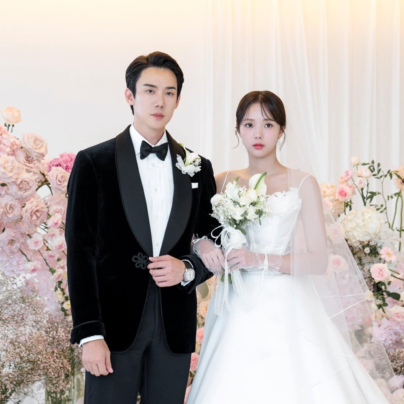 Trong phim, cô hóa thân thành Hong Hee Joo - con riêng của ông trùm truyền thông và có hôn nhân sắp đặt với Baek Sa Eon (Yoo Yeon Seok) - phát ngôn viên trẻ tuổi nhất Nhà Xanh. Hee Joo mất khả năng nói sau tai nạn thời thơ ấu, suốt 3 năm hôn nhân, hai vợ chồng giữ khoảng cách và giữ kín danh tính trước truyền thông.