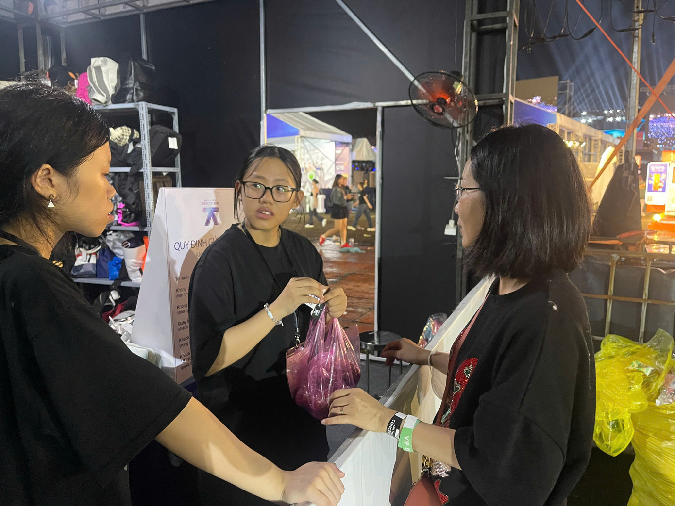 Nhiều khán giả không tiếp nhận đầy đủ thông tin về tư trang, vật dụng cá nhân mang theo nên nhiều khách rơi vào thế khó khi quầy gửi đồ không nhận đồ giá trị và cũng không thể niêm phong mang vào trong. Ảnh: Phạm Nguyễn. Nhiều khán giả không tiếp nhận đầy đủ thông tin về tư trang, vật dụng cá nhân mang theo nên nhiều khách rơi vào thế khó khi quầy gửi đồ không nhận đồ giá trị và cũng không thể niêm phong mang vào trong. Ảnh: Phạm Nguyễn.