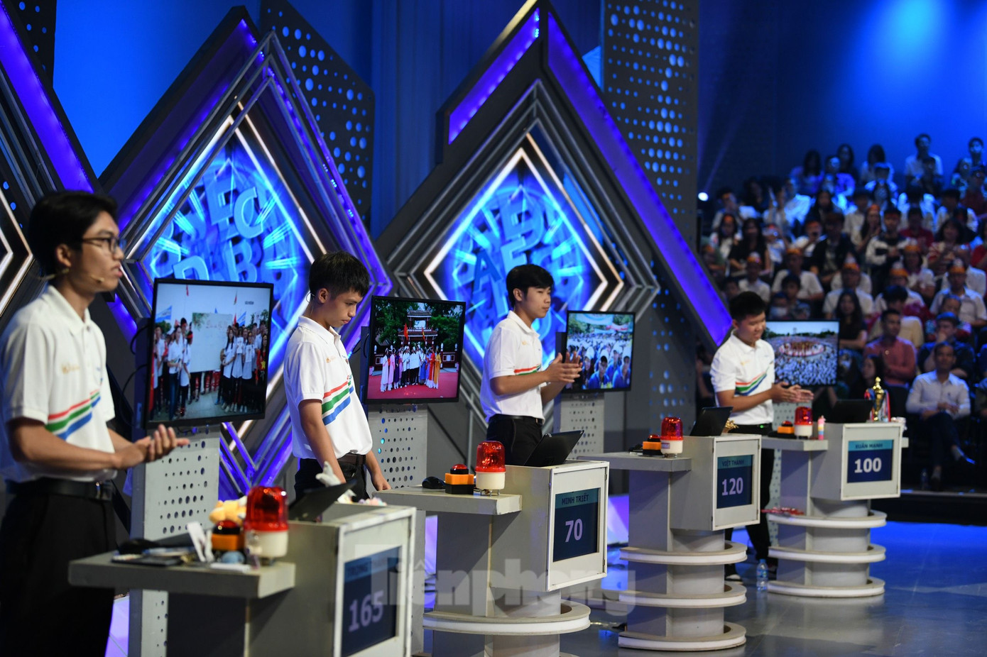 Các điểm cầu trở nên nóng hơn bao giờ hết trong phần trả lời câu hỏi với sự dẫn dắt của 4 MC: Sơn Lâm (điểm cầu Thanh Hoá), Tuyết Ngân (điểm cầu TT-Huế), Trần Ngọc (điểm cầu Hà Nội) và Huyền Trang (điểm cầu Hải Phòng). Ảnh: Như Ý, Duy Phạm, Hoàng Lam