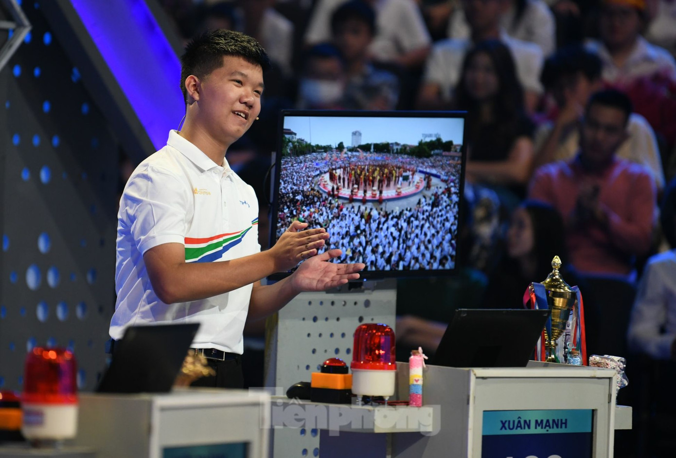 Các điểm cầu trở nên nóng hơn bao giờ hết trong phần trả lời câu hỏi với sự dẫn dắt của 4 MC: Sơn Lâm (điểm cầu Thanh Hoá), Tuyết Ngân (điểm cầu TT-Huế), Trần Ngọc (điểm cầu Hà Nội) và Huyền Trang (điểm cầu Hải Phòng). Ảnh: Như Ý, Duy Phạm, Hoàng Lam