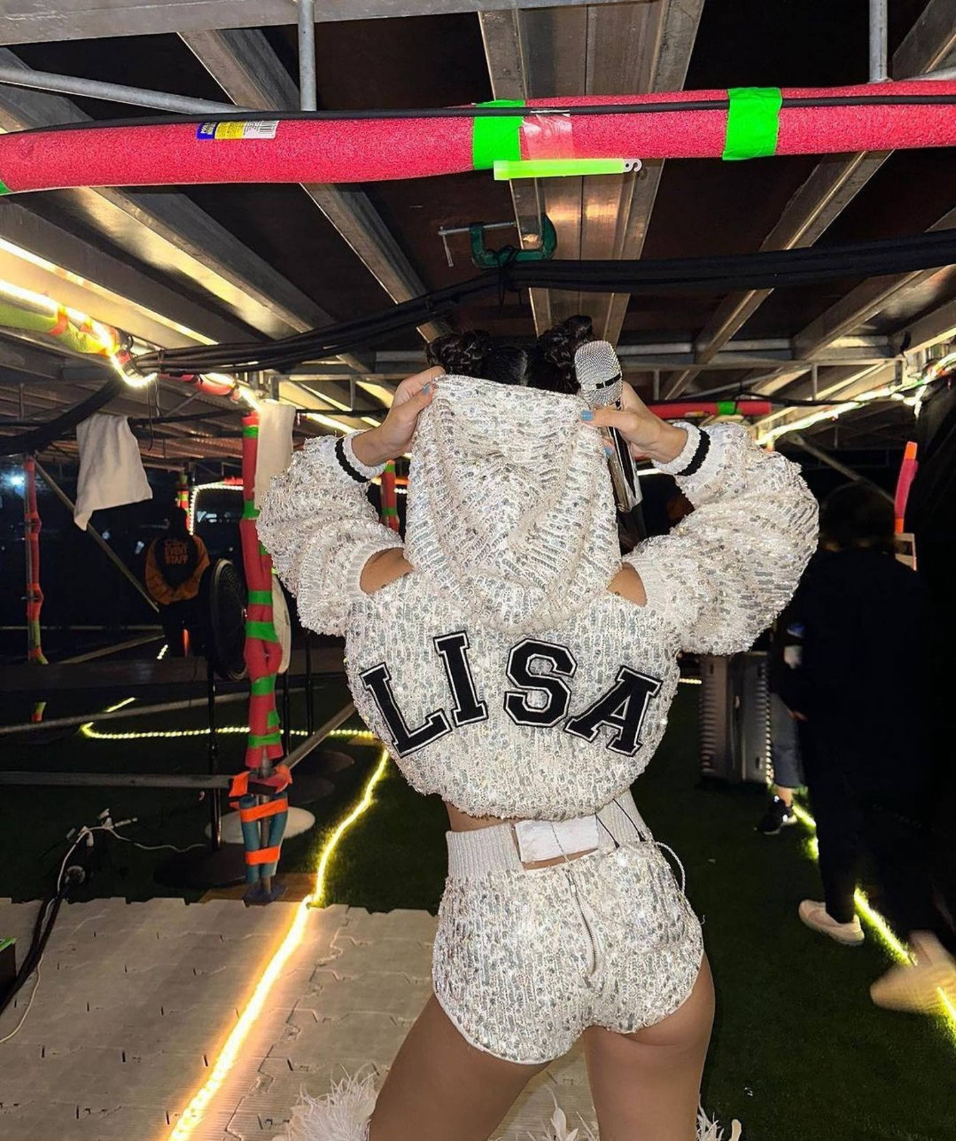 Lisa diện thiết kế riêng từ thương hiệu ở Thái Lan.