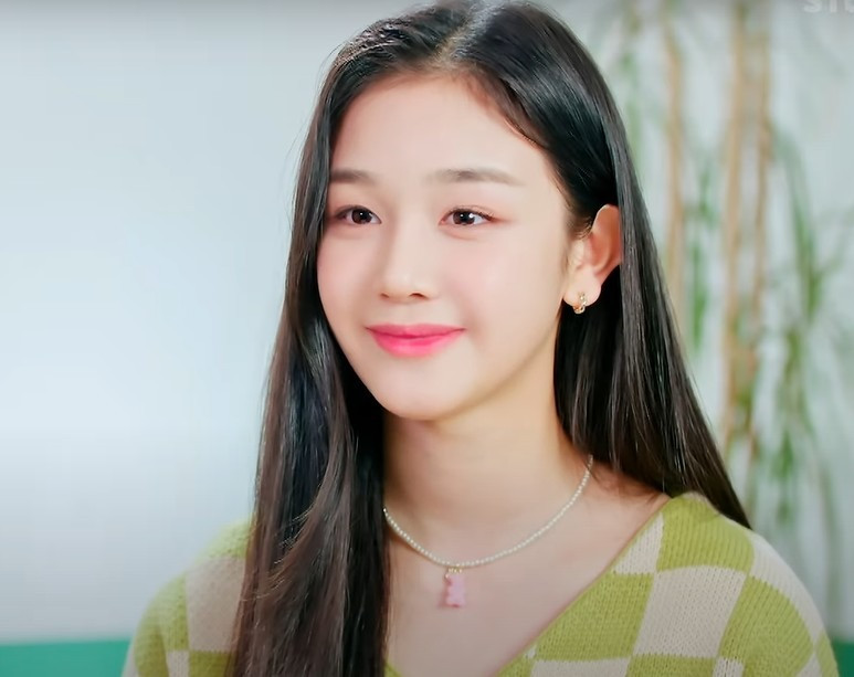 Thành viên Thái Lan khác là Pharita, sinh năm 2005. Cô gia nhập YG cuối năm 2020, được fan cho là thành viên visual (đảm nhận vị trí ngoại hình – PV) của Baby Monster nhờ vẻ ngoài trong trẻo, thanh tú. Pharita có nhiều kinh nghiệm sân khấu khi từng hoạt động tích cực ở vai trò người mẫu, tham gia nhiều cuộc thi lớn nhỏ và giành giải cao như Inter Model Thailand, Asia Junior Fashion Runway 2018, Quán quân International Fashion Show 2019 tại Trung Quốc… Lisa (BlackPink) tiết lộ Pharita khiến cô nhớ đến bản thân ngày đầu thực tập ở YG.