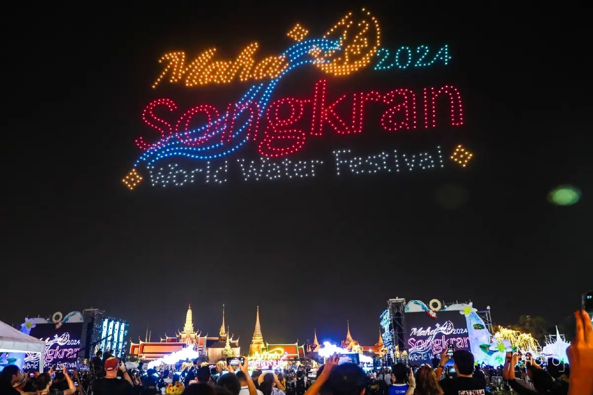 Ngoài việc hòa vào đám đông ướt nhẹp, lễ hội tưng bừng với các buổi hòa nhạc miễn phí mời những nghệ sĩ nổi tiếng. Thêm vào đó màn trình diễn 1.200 máy bay không người lái chào đón khách thập phương.