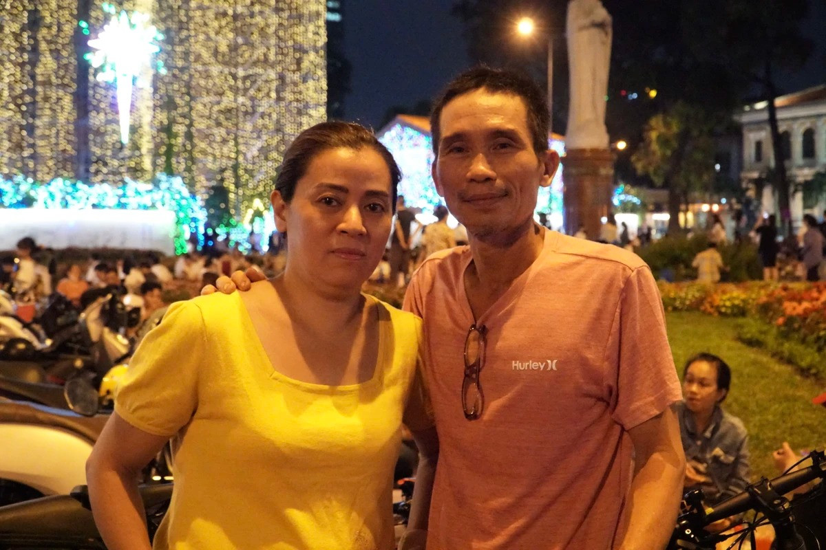 Mỗi ngày đều đạp xe qua khu vực, ông Trần Hoàng Long (quận Bình Thạnh, TP.HCM) đã quá quen với hình ảnh nhà thờ Đức Bà. Thế nhưng những ngày cận kề Giáng sinh, nhà thờ trang trí sinh động, lạ mắt cũng khiến ông Long vô cùng trầm trồ, thích thú. “Mọi ngày nhà thờ Đức Bà đã rất đông người đến vui chơi, những ngày giáp Noel khi nhà thờ trang trí rực rỡ lại khiến cho không khí càng trở nên náo nhiệt hơn" - ông Long chia sẻ.