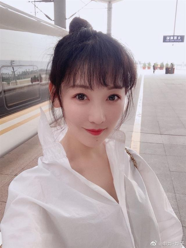 Ca sĩ Thân Diệp không may qua đời vào ngày 21/1, hưởng dương 40 tuổi. Cô là ca sĩ nhạc dân ca nổi tiếng đến từ Sơn Tây, đã nhiều lần xuất hiện trên CCTV. Ca sĩ Thân Diệp không may qua đời vào ngày 21/1, hưởng dương 40 tuổi. Cô là ca sĩ nhạc dân ca nổi tiếng đến từ Sơn Tây, đã nhiều lần xuất hiện trên CCTV.