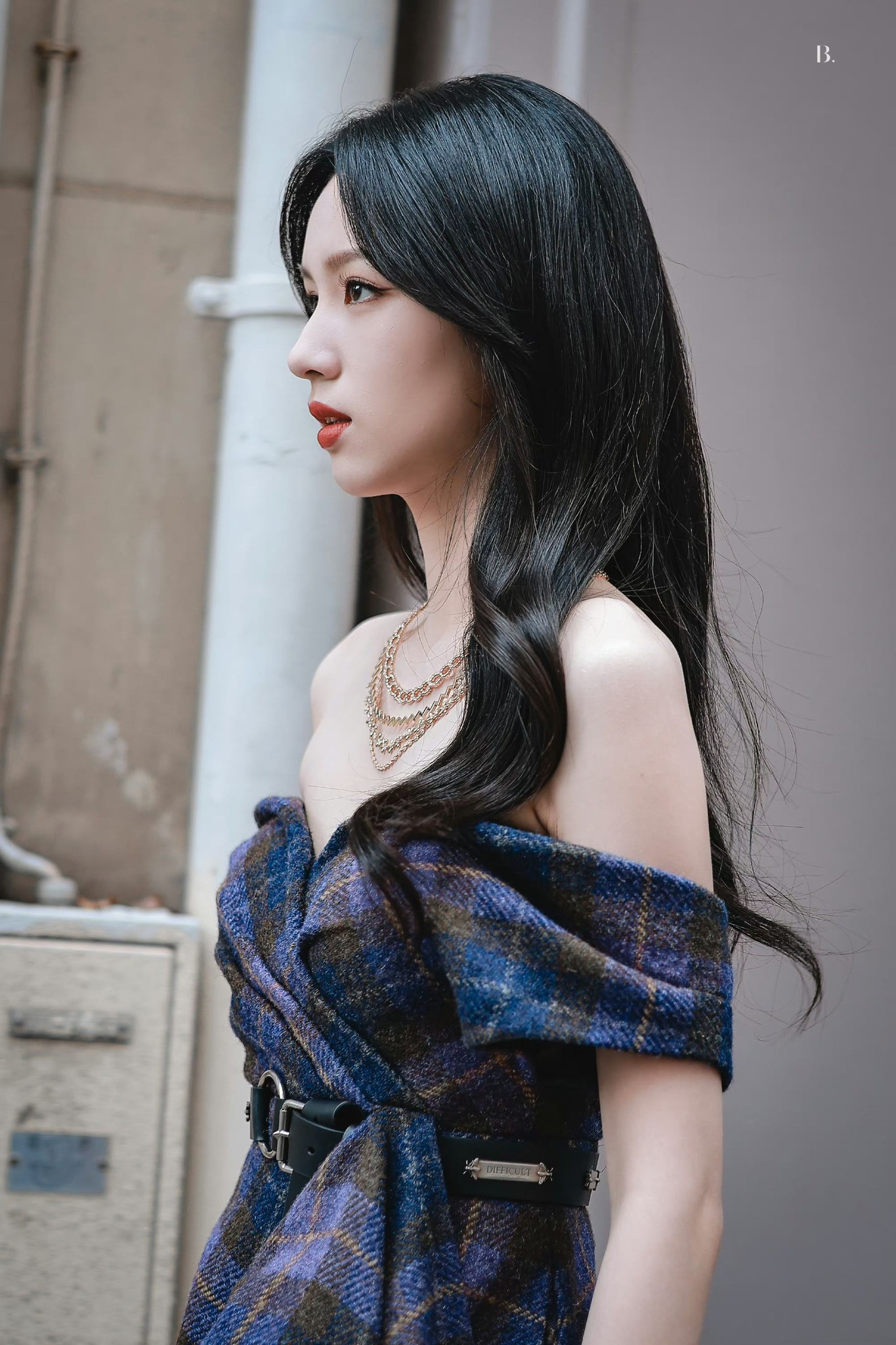 Nữ diễn viên 26 tuổi diện váy trễ vai khoe xương quai xanh.