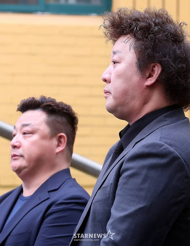 Dàn diễn viên không cầm được nước mắt tiễn đưa Kim Soo Mi về nơi an nghỉ cuối cùng. Ảnh: Starnews.