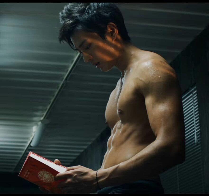 Arata Mackenyu không còn xa lạ với những bộ phim chuyển thể từ anime và manga live-action. Tài tử sinh năm 1996 sở hữu gương mặt điển trai, nam tính, thân hình rắn chắc, tham gia hoạt động nghệ thuật từ nhỏ. Sinh ra và lớn lên tại Mỹ, Mackenyu có thể nói thuần thạo tiếng Anh và Nhật. Việc thông thạo ngôn ngữ quốc tế giúp tài tử có nhiều cơ hội tăng độ nhận diện, bước chân vào kinh đô điện ảnh Hollywood.