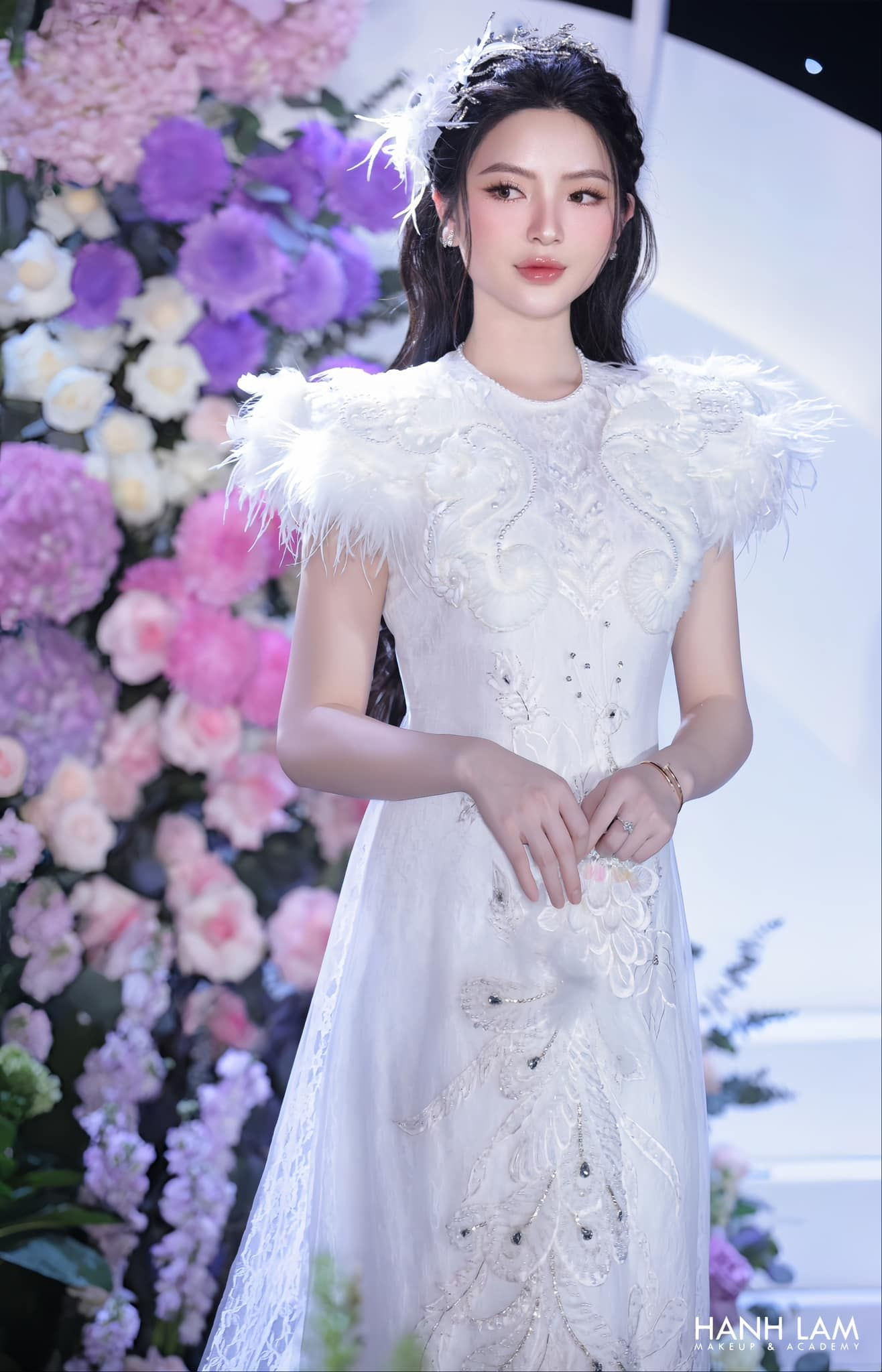 Chu Thanh Huyền chọn áo dài trắng, cầu vai đính lông vũ, trang điểm ngọt ngào đón khách. Ảnh: Hạnh Lâm. Chu Thanh Huyền chọn áo dài trắng, cầu vai đính lông vũ, trang điểm ngọt ngào đón khách. Ảnh: Hạnh Lâm.