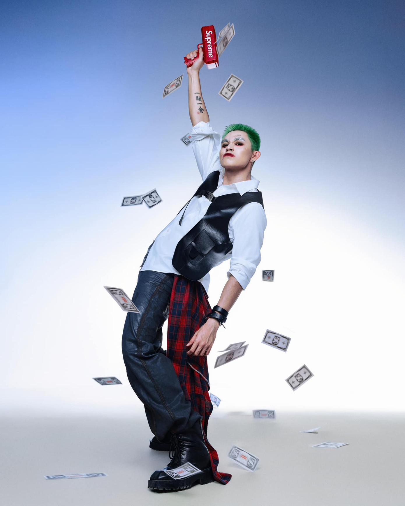 Anh tài Jun Phạm đầu tư trang điểm, nhuộm tóc xanh để trở thành Joker trong truyện tranh của DC Comics.