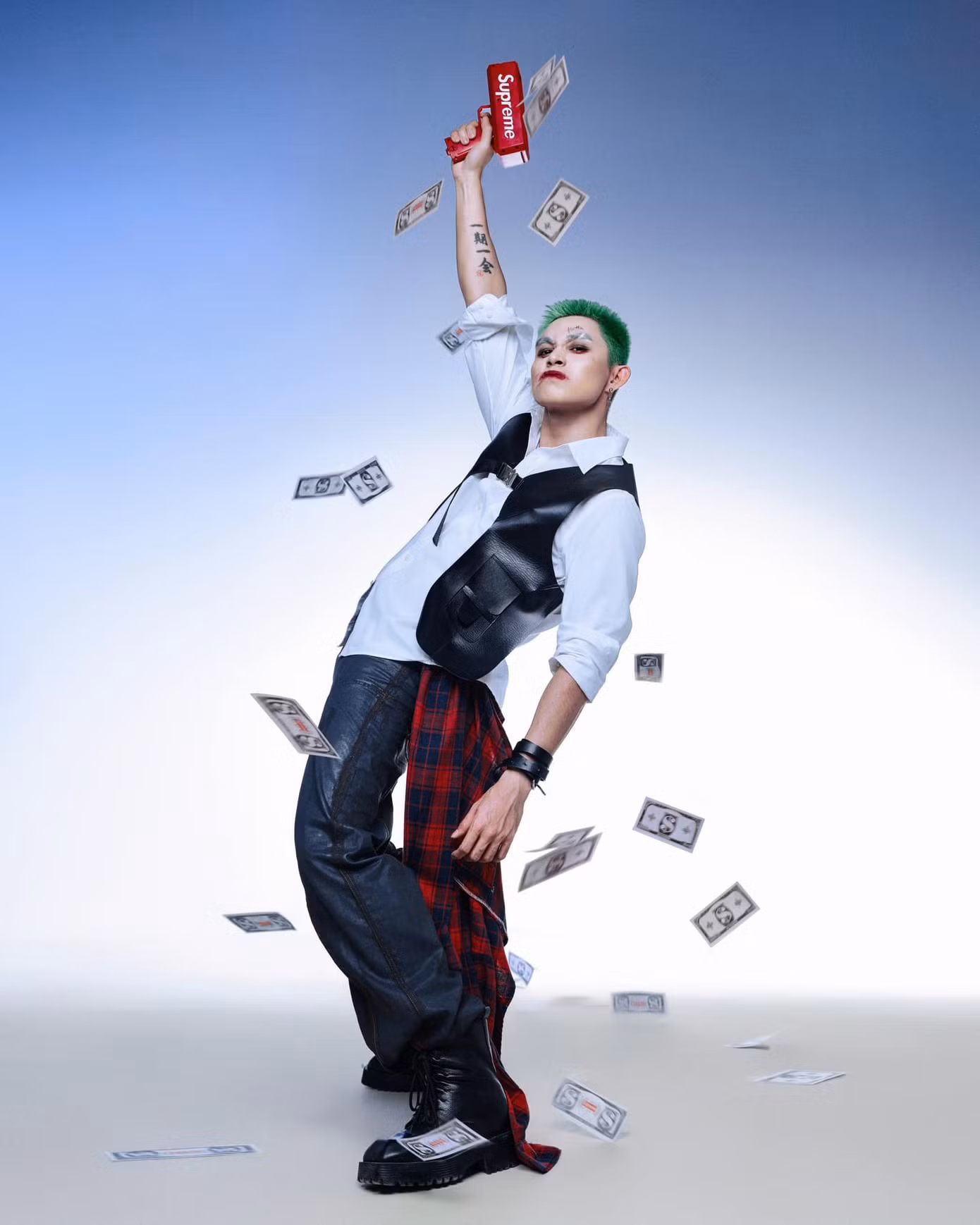 Anh tài Jun Phạm đầu tư trang điểm, nhuộm tóc xanh để trở thành Joker trong truyện tranh của DC Comics.