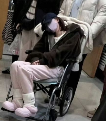 Triệu Lộ Tư nhập viện khi tình trạng sức khỏe suy kiệt, rối loạn ngôn ngữ. Triệu Lộ Tư nhập viện khi tình trạng sức khỏe suy kiệt, rối loạn ngôn ngữ.