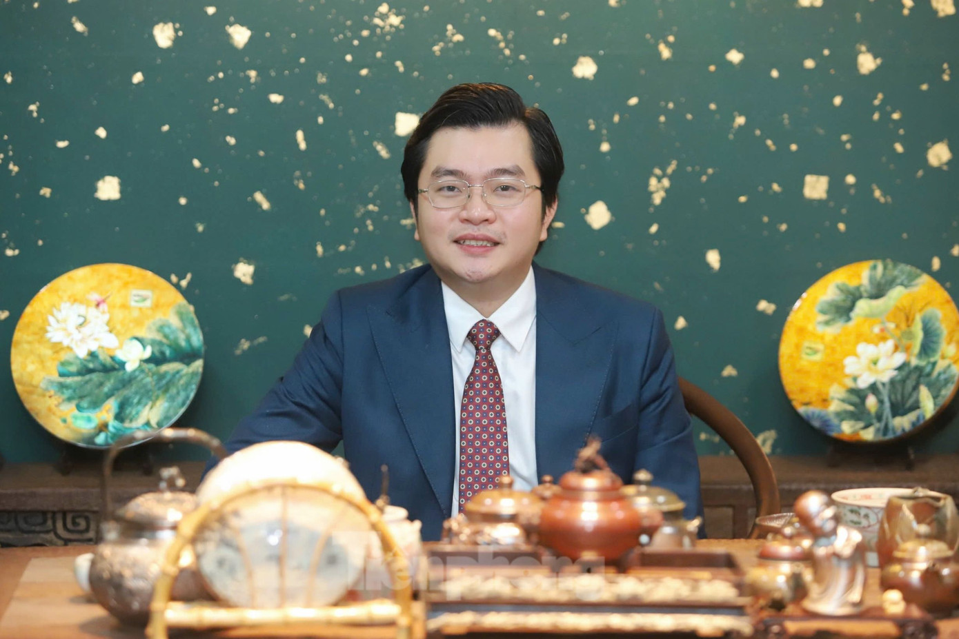 Doanh nhân Đặng Tuấn Kiệt cùng sứ mệnh đưa kim cương Việt vươn tầm quốc tế. Trong ảnh là hình ảnh doanh nhân ngồi tại phòng trà đậm bản sắc văn hóa Việt Nam ngay trong cửa hàng Jemmia. Ảnh: Ngô Tùng.