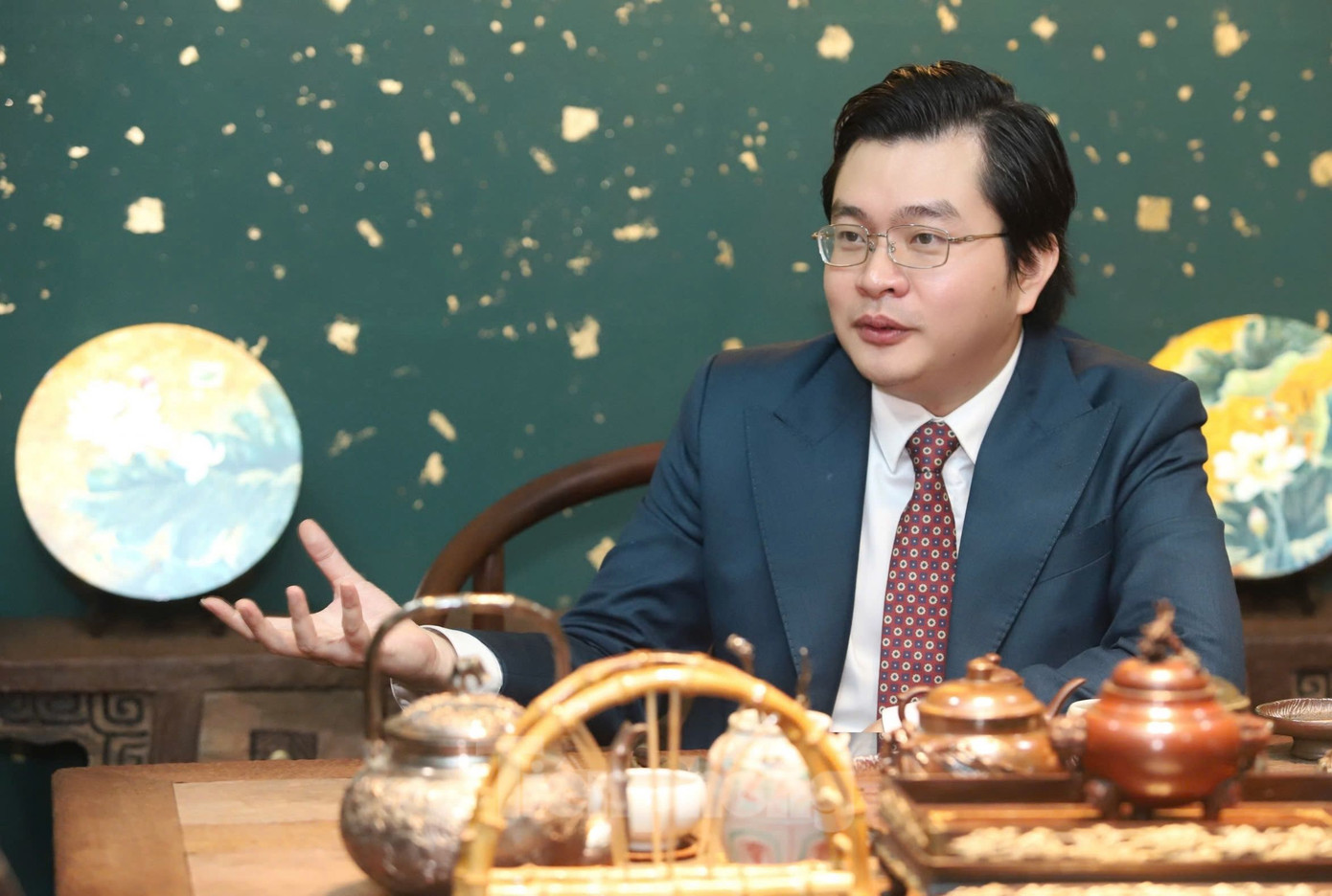 Doanh nhân Đặng Tuấn Kiệt cùng sứ mệnh đưa kim cương Việt vươn tầm quốc tế. Trong ảnh là hình ảnh doanh nhân ngồi tại phòng trà đậm bản sắc văn hóa Việt Nam ngay trong cửa hàng Jemmia. Ảnh: Ngô Tùng.