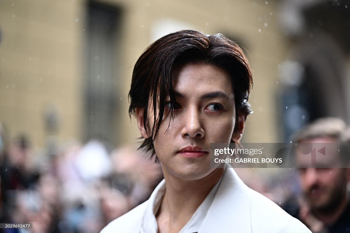 Ji Chang Wook trong trang phục của Giorgio Armani tại tuần lễ thời trang Milan. Qua camera của Getty, nam diễn viên lộ nhiều khuyết điểm làn da, song khán giả vẫn khen ngợi dung mạo sắc bén. Ji Chang Wook trong trang phục của Giorgio Armani tại tuần lễ thời trang Milan. Qua camera của Getty, nam diễn viên lộ nhiều khuyết điểm làn da, song khán giả vẫn khen ngợi dung mạo sắc bén.