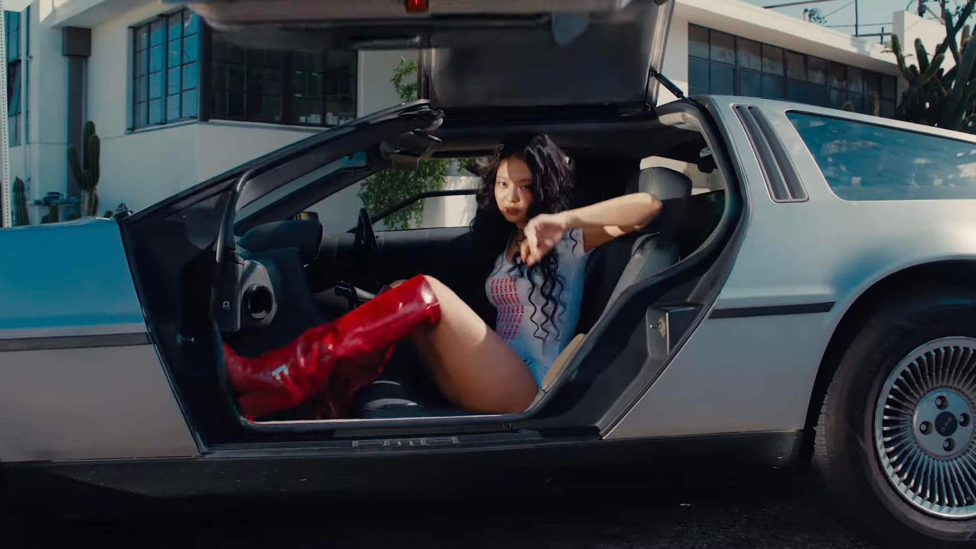 Một số trang phục trong teaser MV Mantra của Jennie. Một số trang phục trong teaser MV Mantra của Jennie.