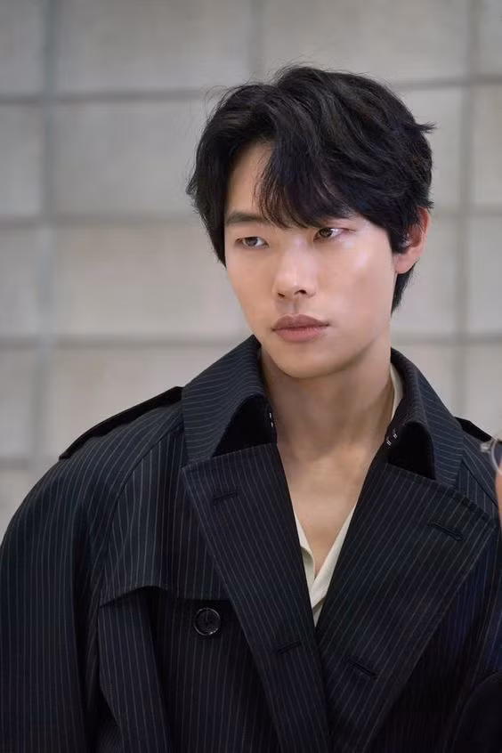 Trước sóng gió, Ryu Jun Yeol giữ thái độ im lặng. Chuyện xác nhận hẹn hò, nam diễn viên cũng để công ty ra mặt. Cư dân mạng đã vào trang Instagram của nam diễn viên để lại bình luận tiêu cực.