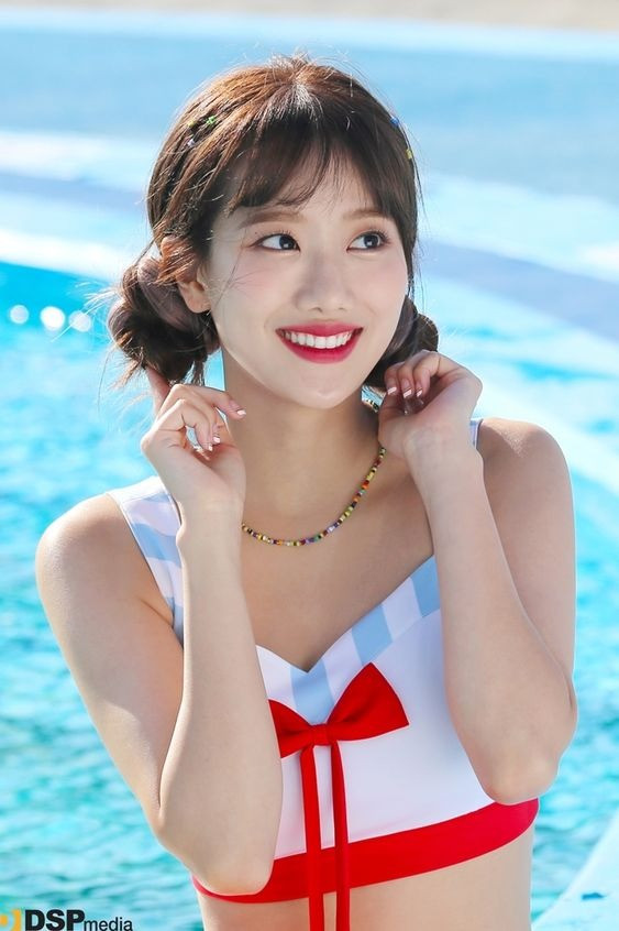 Về tin bắt nạt thành viên cùng nhóm, Lee Naeun nói cô chưa từng làm việc có lỗi. Đến nay vẫn chưa rõ thông tin tường tận về vụ việc, những người trong cuộc cũng không đưa ra phản hồi.