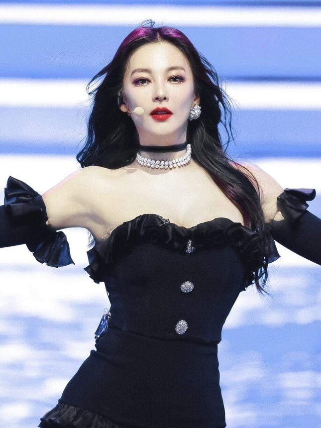 Nhiều nghệ sĩ hát dở những vẫn khiến chương trình trở nên thu hút. Trương Vũ Kỳ (áo đen) thậm chí được ra mắt trong nhóm nhạc.